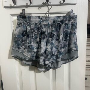 lululemon kaleidofloral multi hotty hot shorts size 10